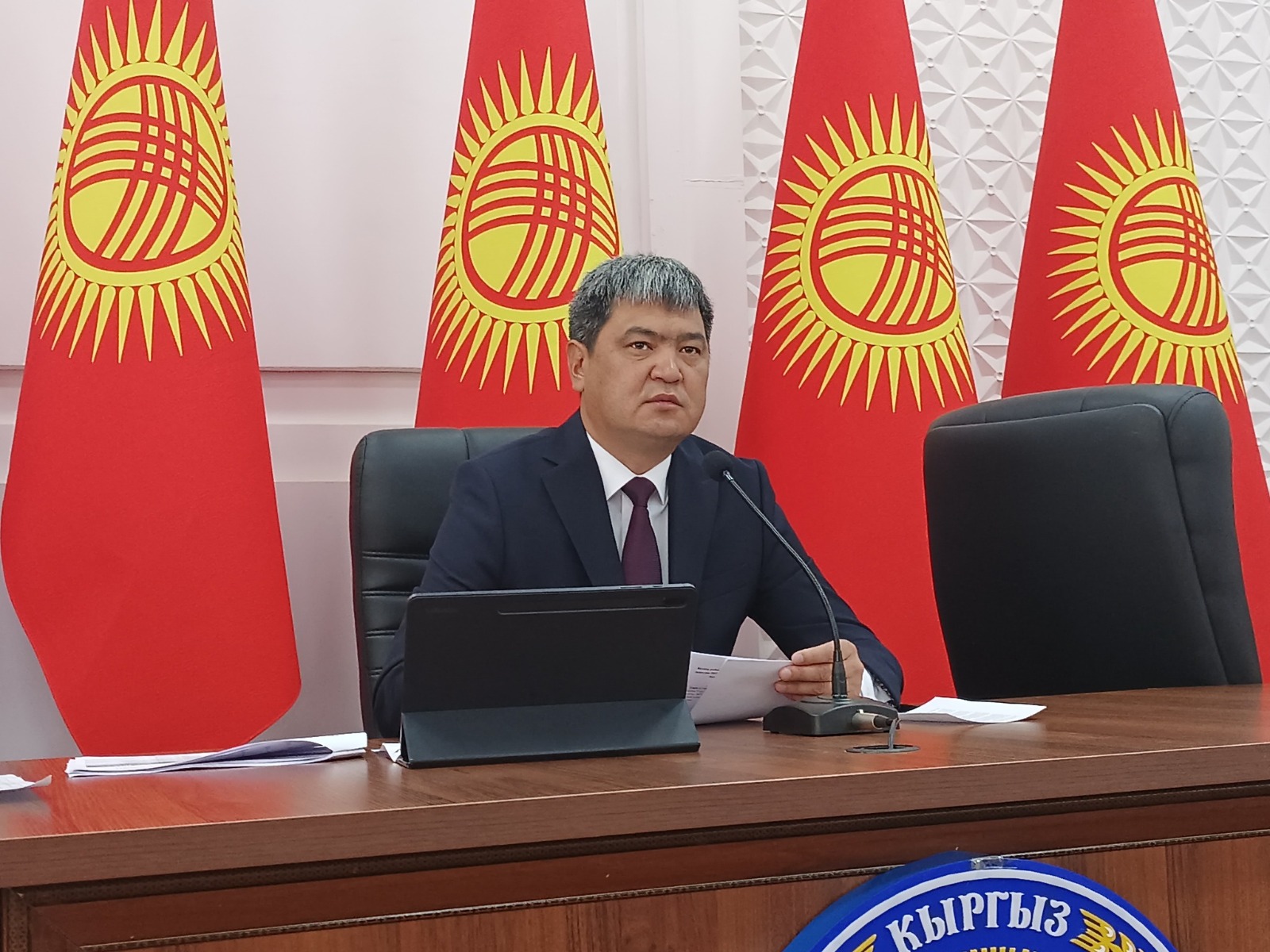 “ДОСТУК АЙЫЛЫНЫН ТУРГУНДАРЫ НОЯБРГА ЧЕЙИН ЖАҢЫ ҮЙЛӨРГӨ КӨЧҮРҮЛӨТ”