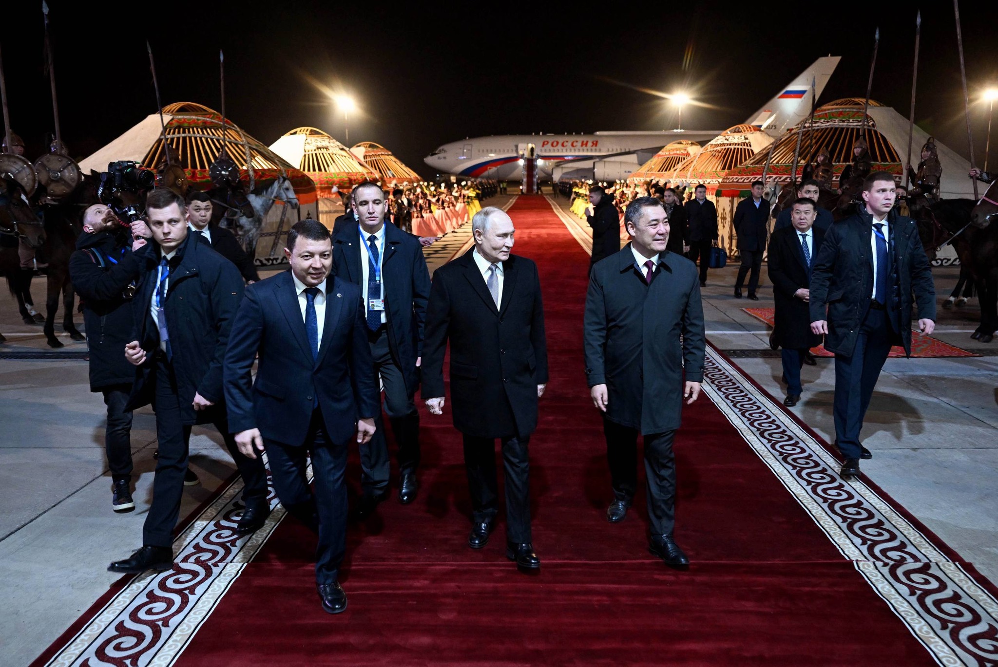 Россиянын Президенти Владимир Путин Кыргызстанга мамлекеттик сапары менен келди