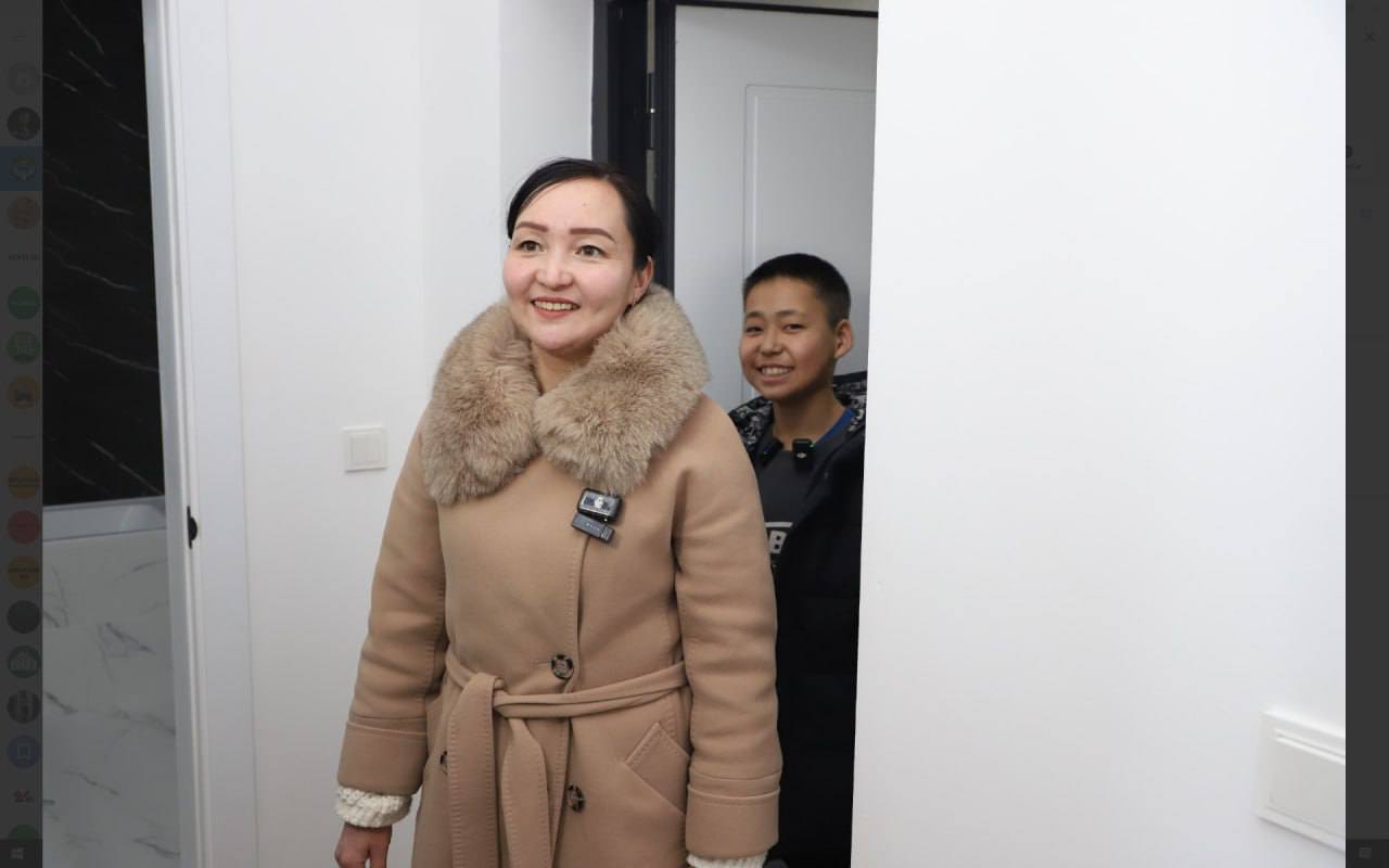 Жылдын мыкты мугалимине бир бөлмөлүү батир берилди