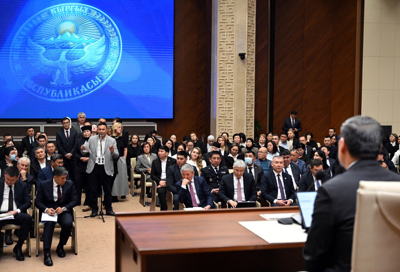 Президент Садыр Жапаров жеңил өнөр жай тармагынын өкүлдөрү менен жолугушту